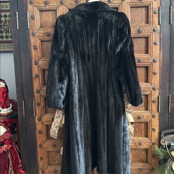 SAGA Mink Ranch Full Length Coat/ pockets, HENIG Furs, Excellent New Condition - Picture 12 of 13